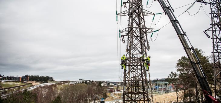 Montører arbeider med å sette opp ny strømmast i Sandnes 