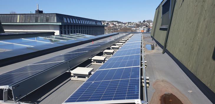 Solcelleanlegg på taket av kontorbygg i Sandnes