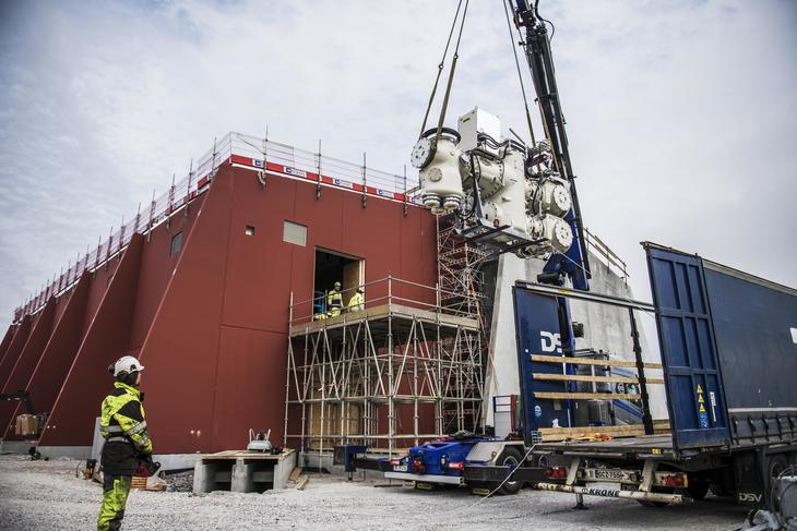 Anlegg til ny transformatorstasjon på Jæren heises på plass. Foto Fredrik Ringe