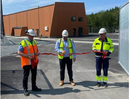 Ordfører i Strand, Bjørn Aril Veland klipper snoren for å markere at det er drift på nye Veland transformatorstasjon