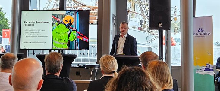 Håvard Tamburstuen på Fornybarbåten i Arendal med skjerm som viser ansatt i Lnett i jobb