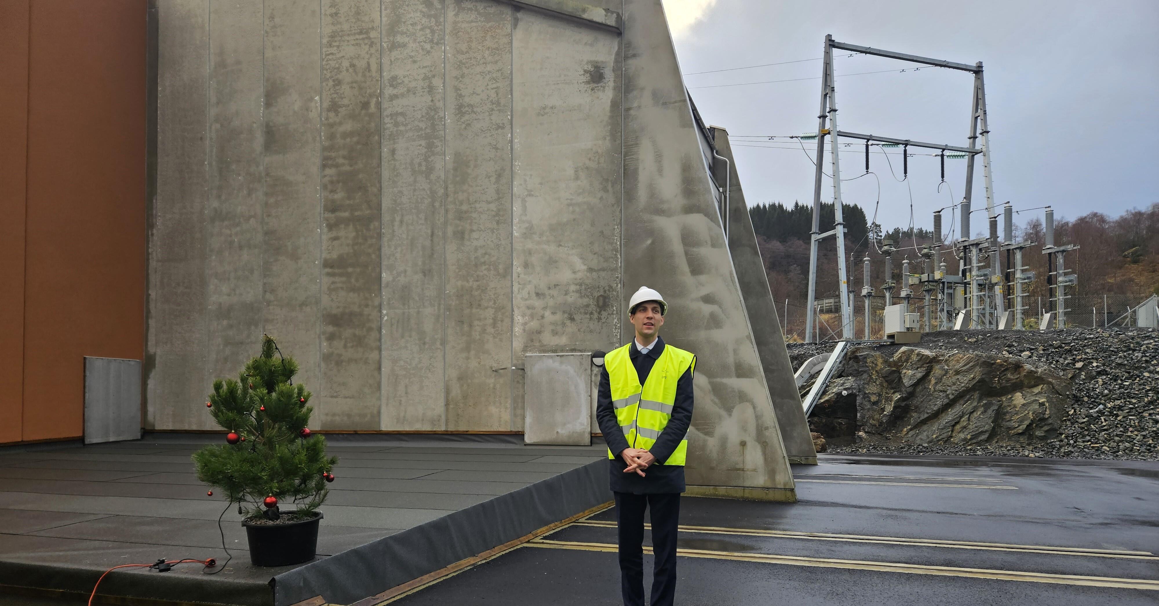 Klima- og miljøminister Andreas Bjelland Eriksen ved siden av et juletre som han lyssatte for å markere åpning
