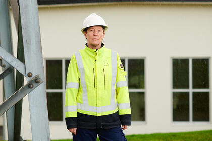 Direktør for Nettdrift Rannveig Eidem Norfolk i hjelm og gul synlighetsjakke