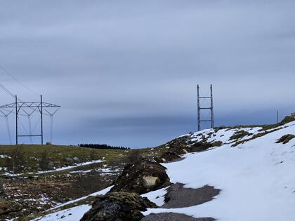 Strømmast settes opp parallelt med eksisterende kraftledning ved Fagrafjell på grensen mellom Time og Sandnes kommune.